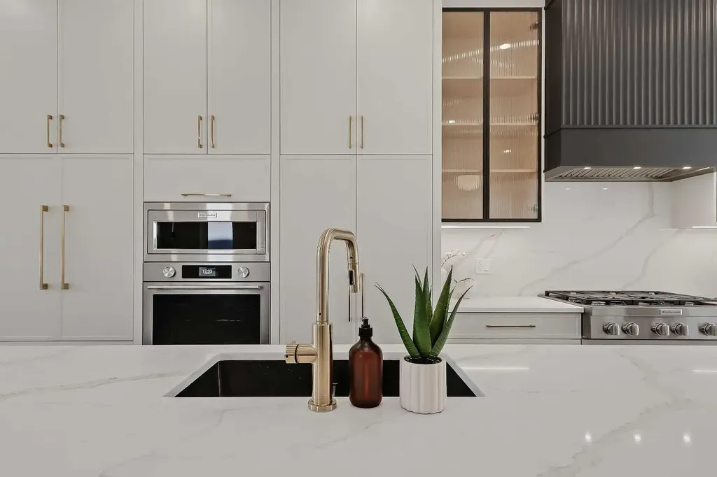 1009 18 Avenue NW Calgary AB T2M 0V8