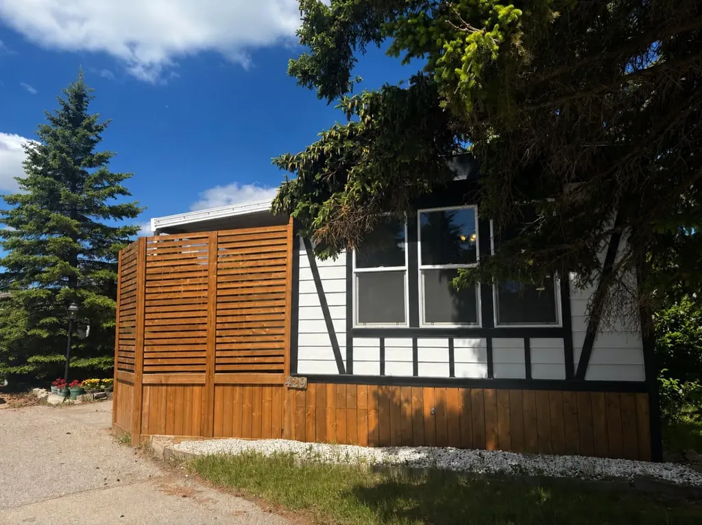 3223 83 Street NW Calgary AB T3B 5P2