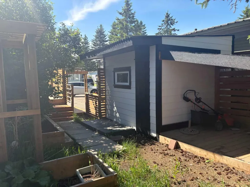 3223 83 Street NW Calgary AB T3B 5P2