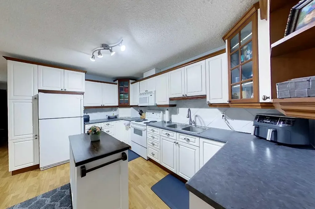 5701 9 Avenue Edson AB T7E 1J4