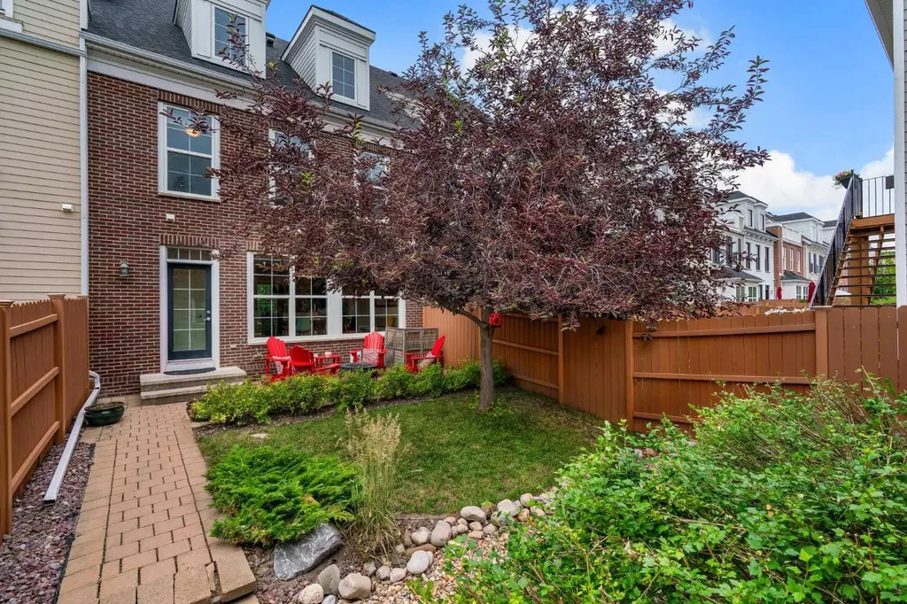71 Victoria Cross Boulevard SW Calgary AB T3E 7W3