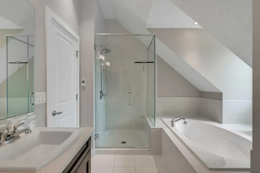 71 Victoria Cross Boulevard SW Calgary AB T3E 7W3