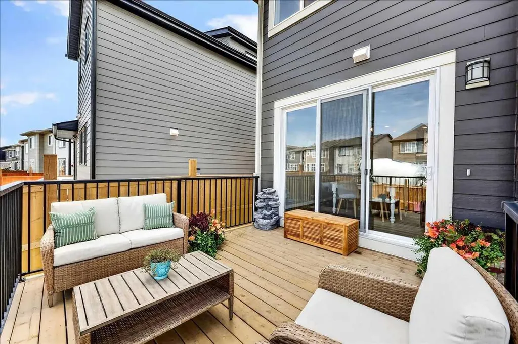 421 Magnolia Way SE Calgary AB T3M 3T4