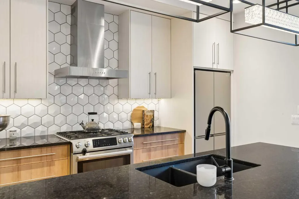 2003 32 Avenue SW Calgary AB T2T 1W7