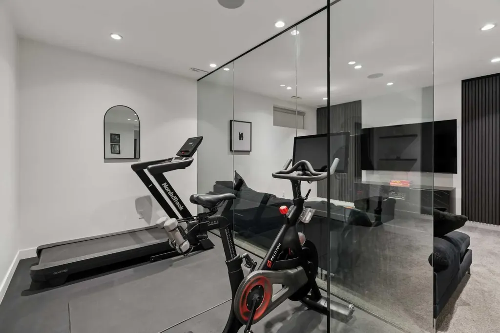 2003 32 Avenue SW Calgary AB T2T 1W7