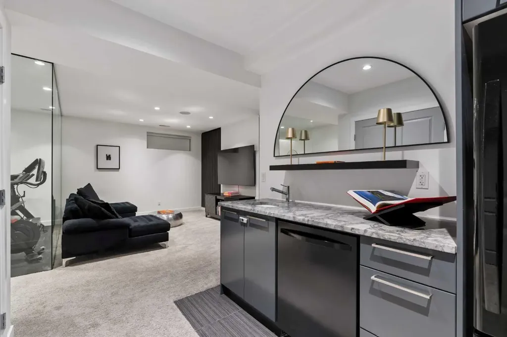 2003 32 Avenue SW Calgary AB T2T 1W7