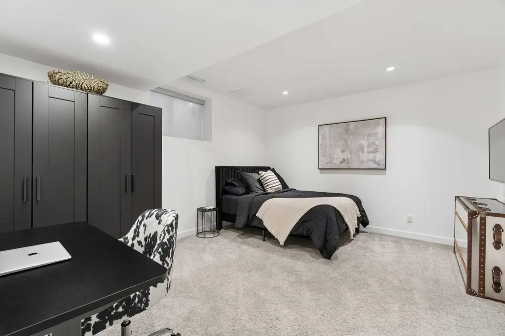 2003 32 Avenue SW Calgary AB T2T 1W7