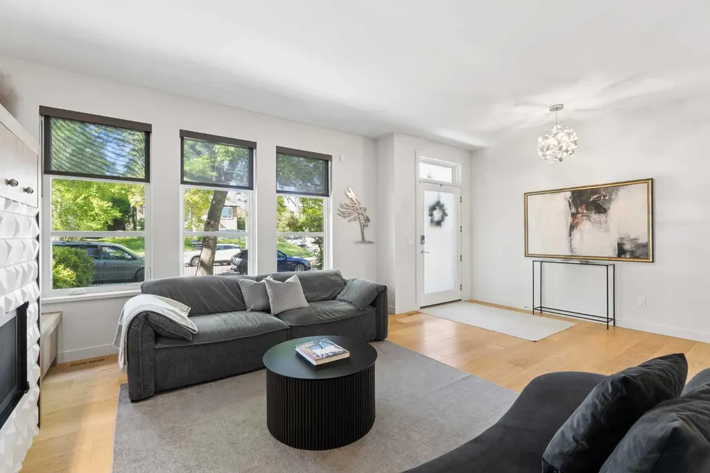 2003 32 Avenue SW Calgary AB T2T 1W7