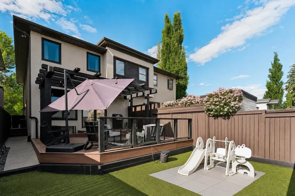 2003 32 Avenue SW Calgary AB T2T 1W7