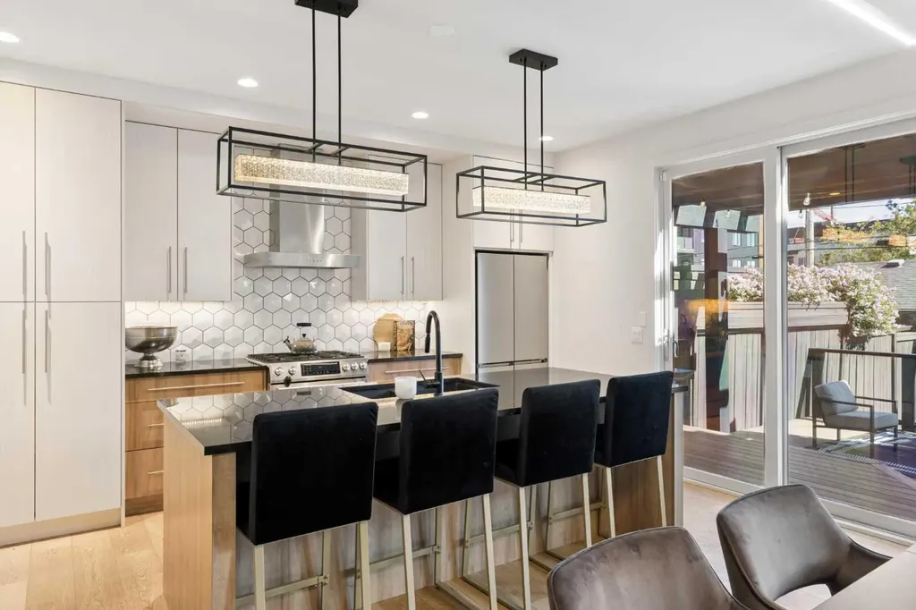 2003 32 Avenue SW Calgary AB T2T 1W7