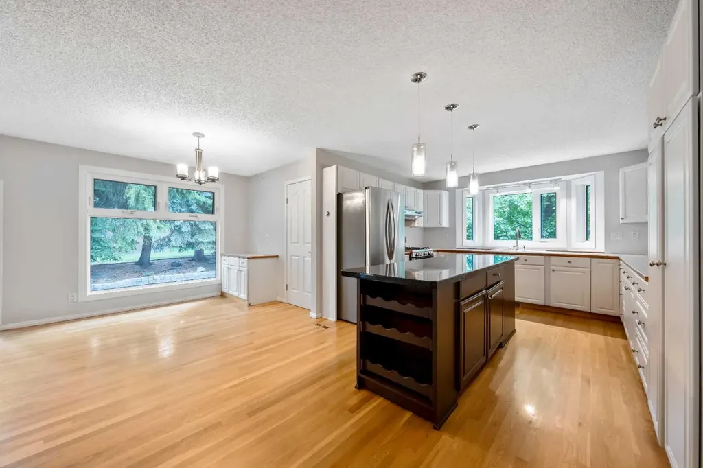 224 Varsity Crescent NW Calgary AB T3B 2Z6
