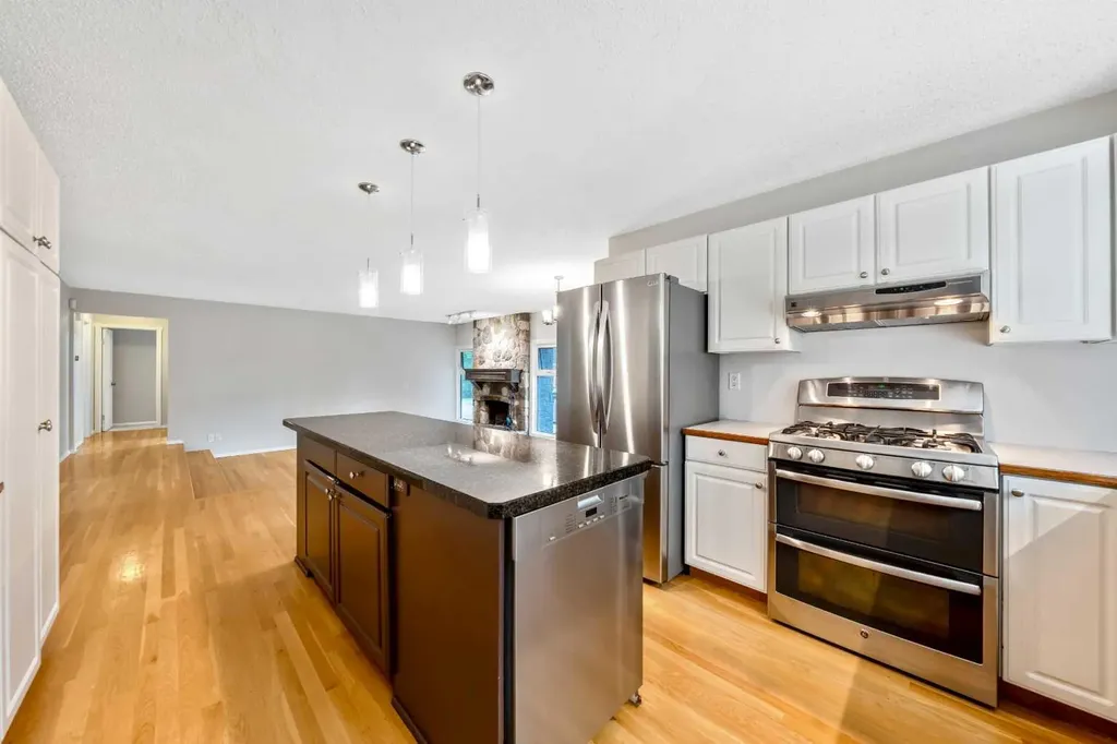 224 Varsity Crescent NW Calgary AB T3B 2Z6