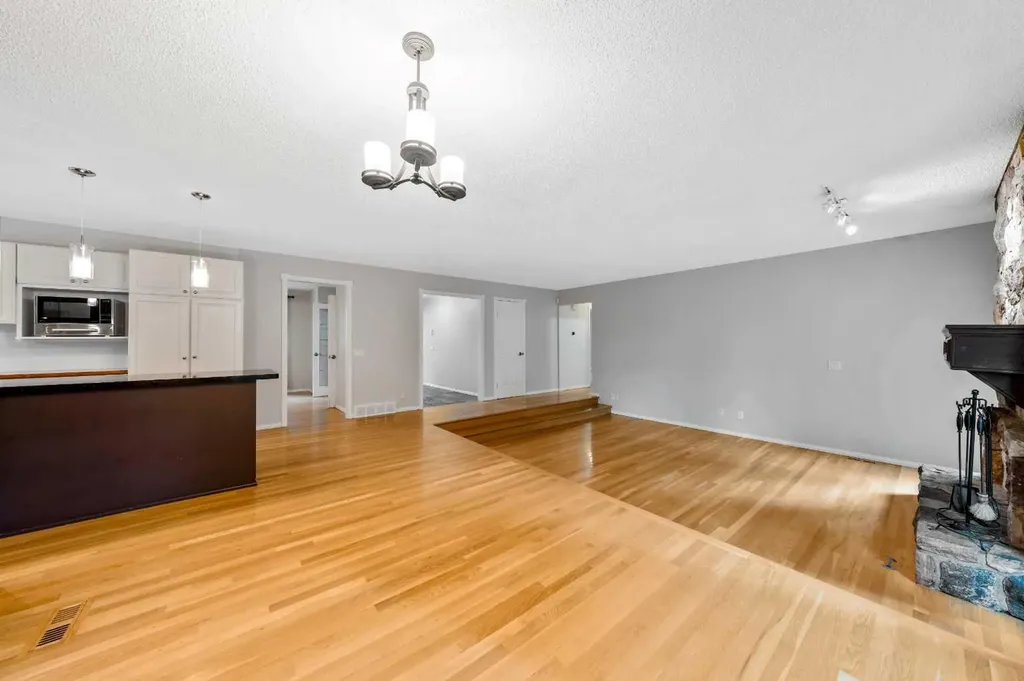 224 Varsity Crescent NW Calgary AB T3B 2Z6