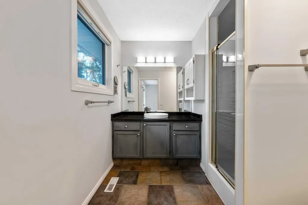 224 Varsity Crescent NW Calgary AB T3B 2Z6