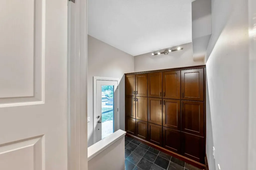 224 Varsity Crescent NW Calgary AB T3B 2Z6
