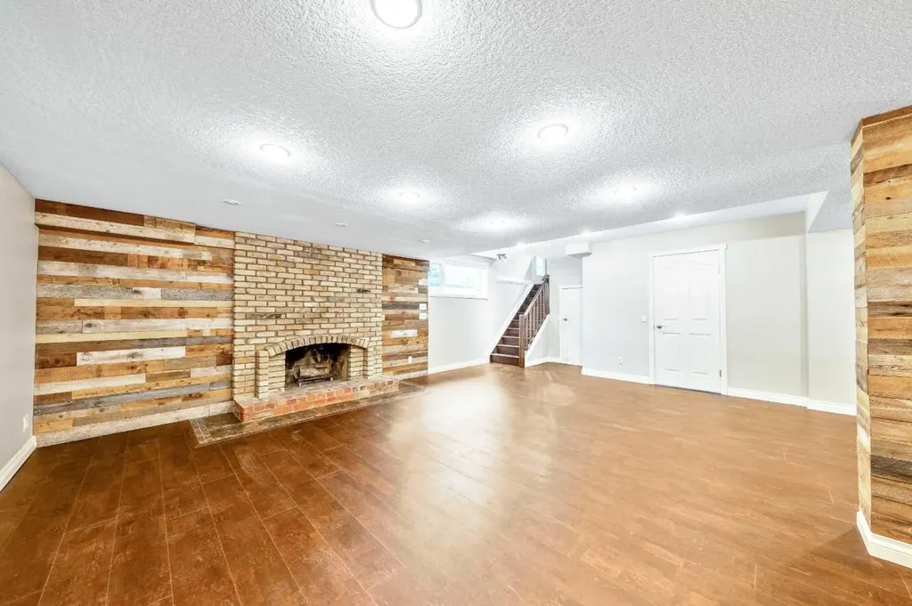 224 Varsity Crescent NW Calgary AB T3B 2Z6