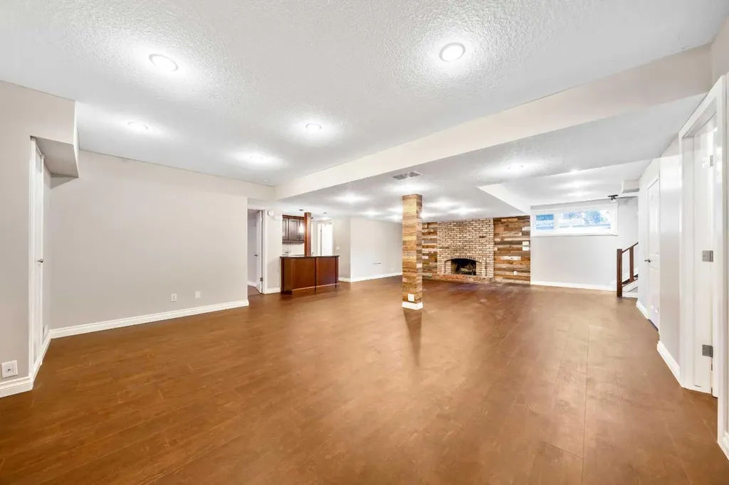 224 Varsity Crescent NW Calgary AB T3B 2Z6