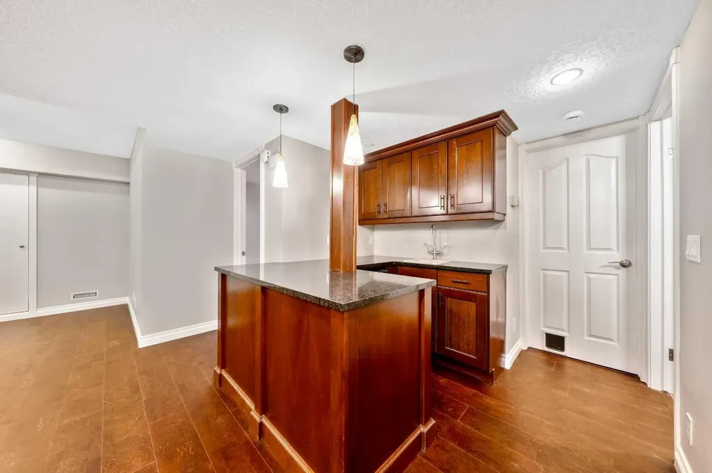 224 Varsity Crescent NW Calgary AB T3B 2Z6