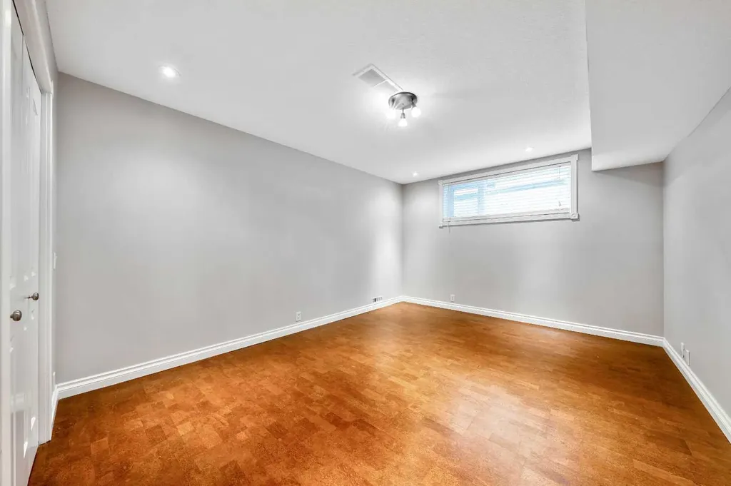 224 Varsity Crescent NW Calgary AB T3B 2Z6