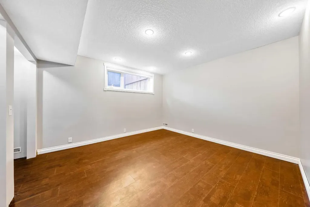 224 Varsity Crescent NW Calgary AB T3B 2Z6