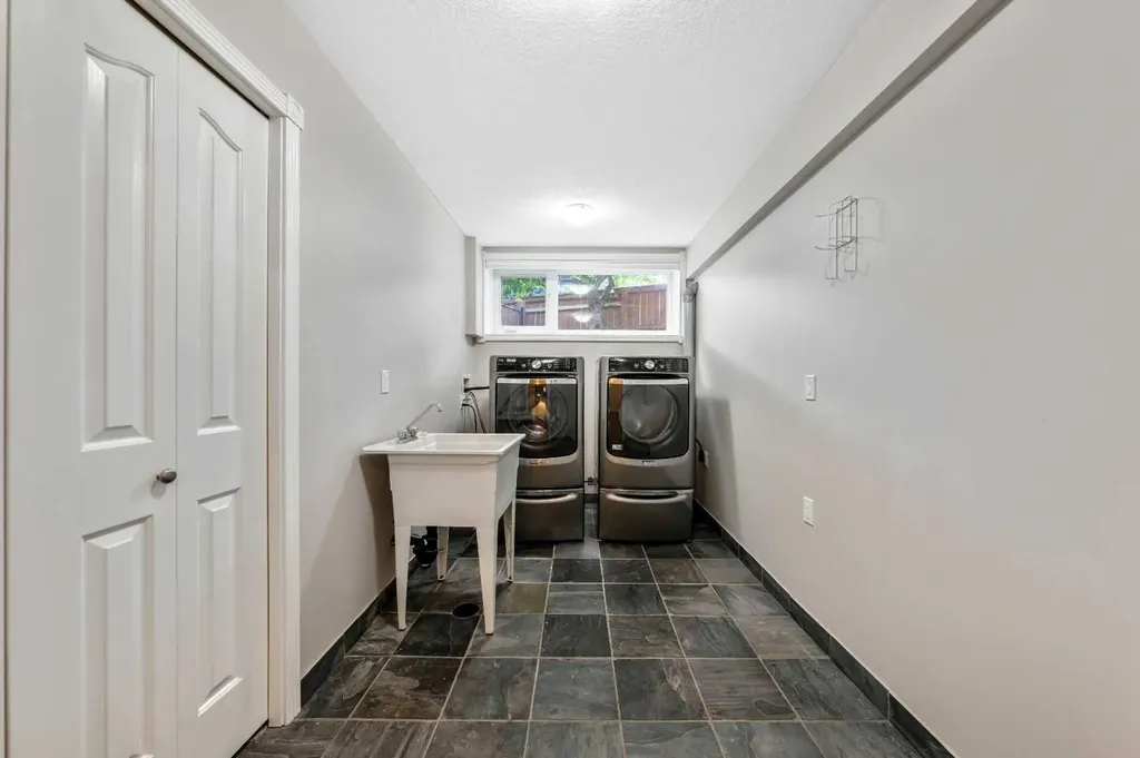 224 Varsity Crescent NW Calgary AB T3B 2Z6