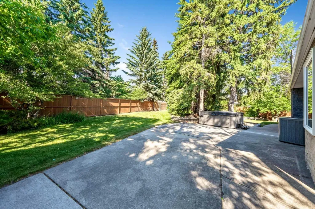 224 Varsity Crescent NW Calgary AB T3B 2Z6