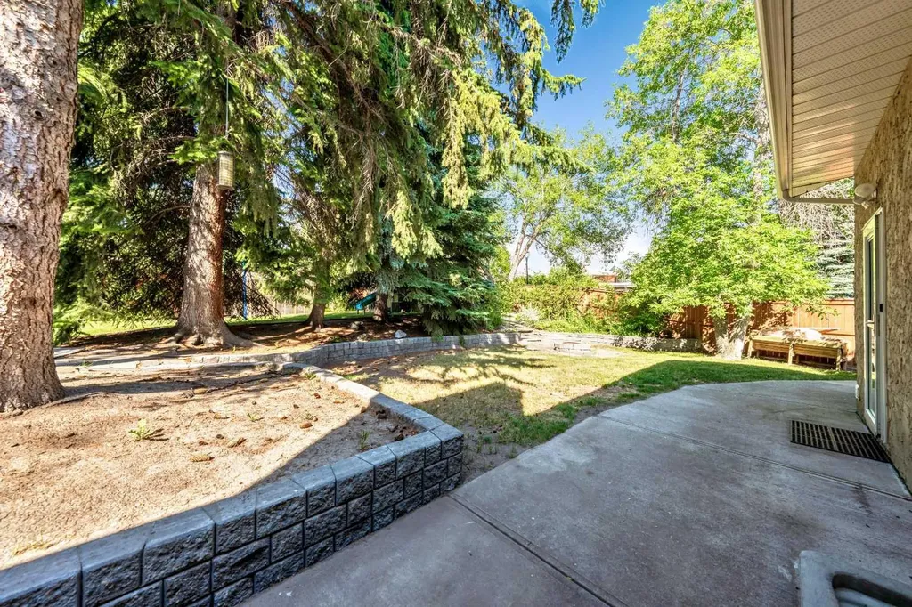 224 Varsity Crescent NW Calgary AB T3B 2Z6