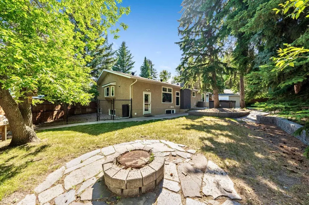 224 Varsity Crescent NW Calgary AB T3B 2Z6