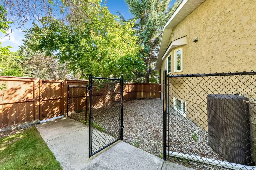 224 Varsity Crescent NW Calgary AB T3B 2Z6