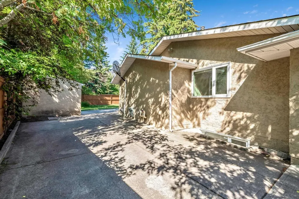 224 Varsity Crescent NW Calgary AB T3B 2Z6