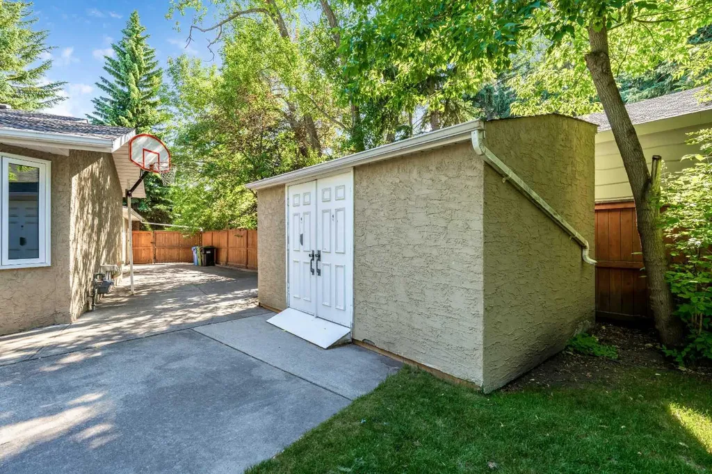 224 Varsity Crescent NW Calgary AB T3B 2Z6