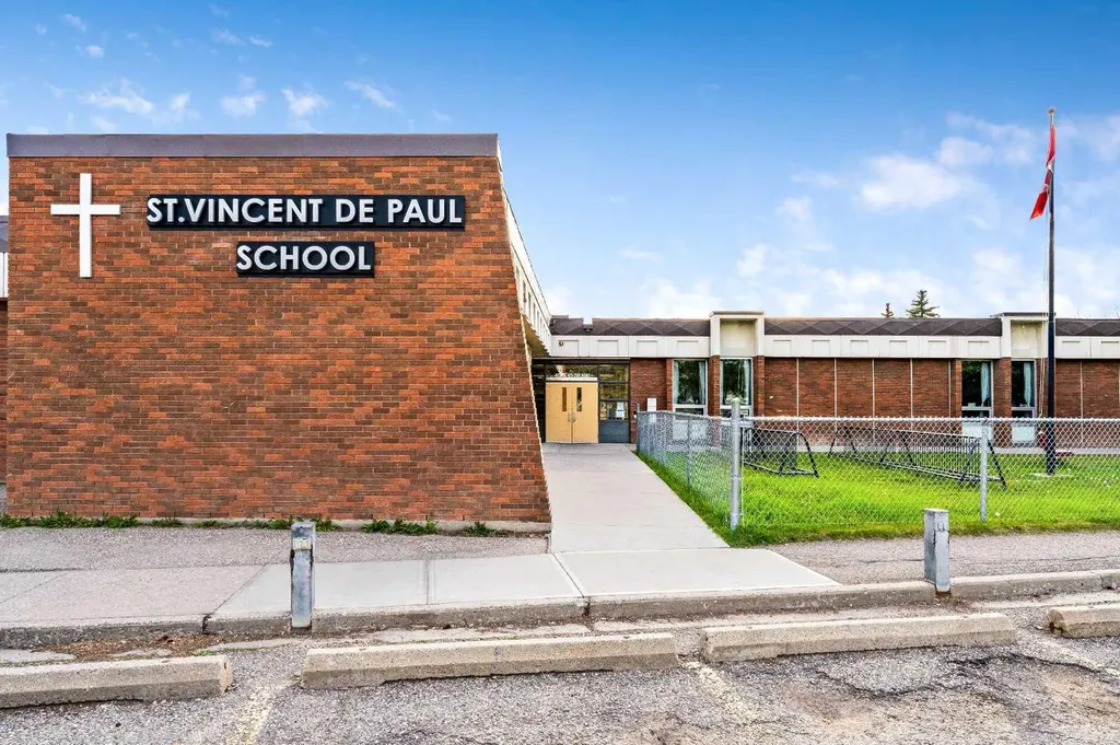 224 Varsity Crescent NW Calgary AB T3B 2Z6