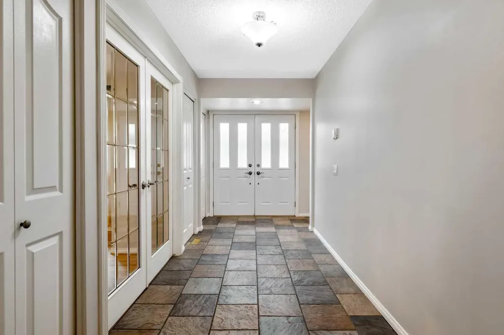 224 Varsity Crescent NW Calgary AB T3B 2Z6