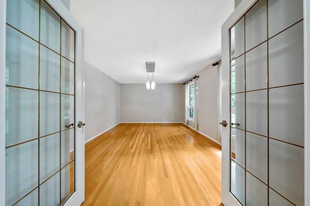 224 Varsity Crescent NW Calgary AB T3B 2Z6