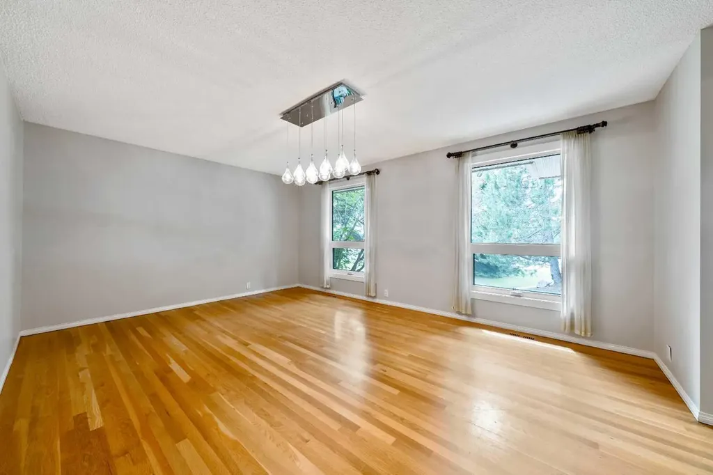 224 Varsity Crescent NW Calgary AB T3B 2Z6