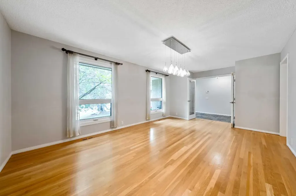224 Varsity Crescent NW Calgary AB T3B 2Z6