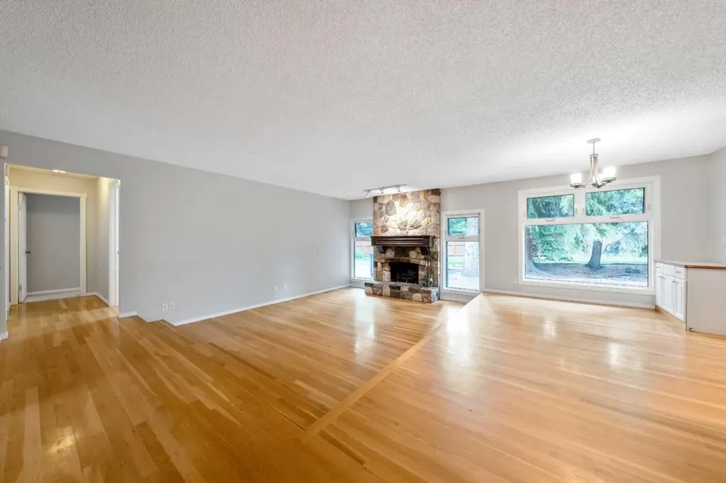 224 Varsity Crescent NW Calgary AB T3B 2Z6