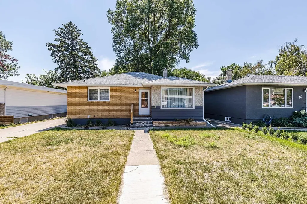 549 2 Street NW Medicine Hat AB T1A 6K2