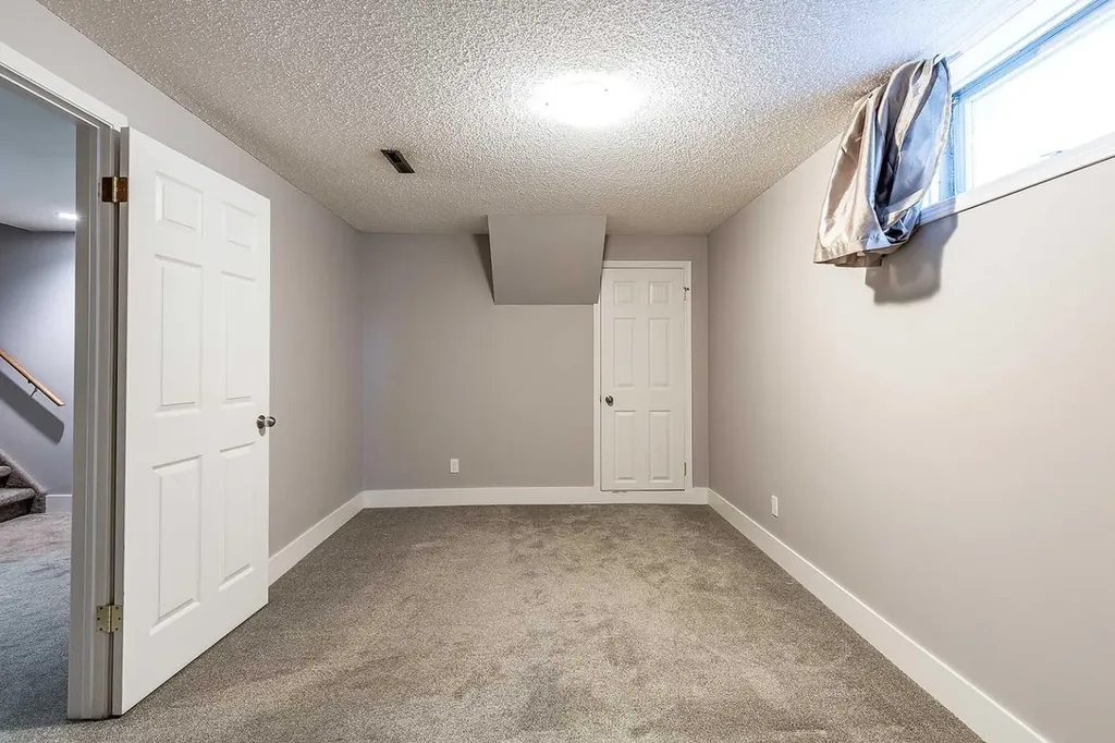 549 2 Street NW Medicine Hat AB T1A 6K2