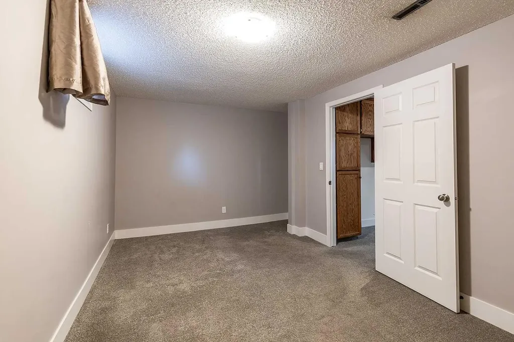 549 2 Street NW Medicine Hat AB T1A 6K2