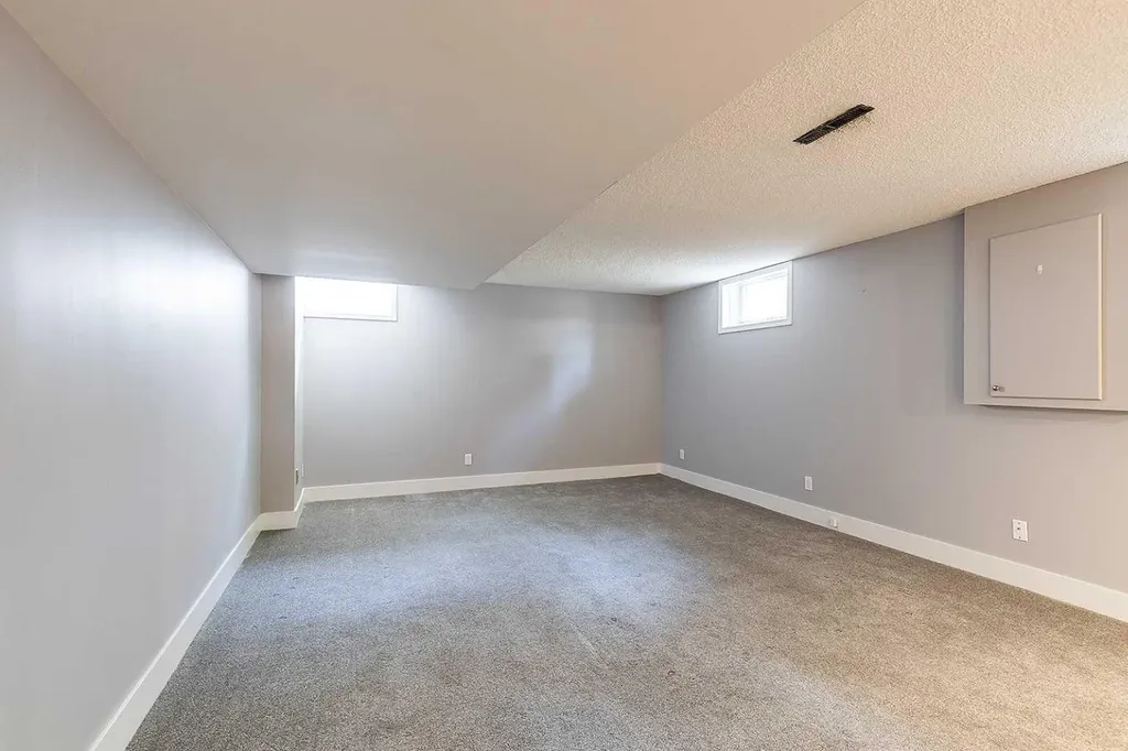 549 2 Street NW Medicine Hat AB T1A 6K2