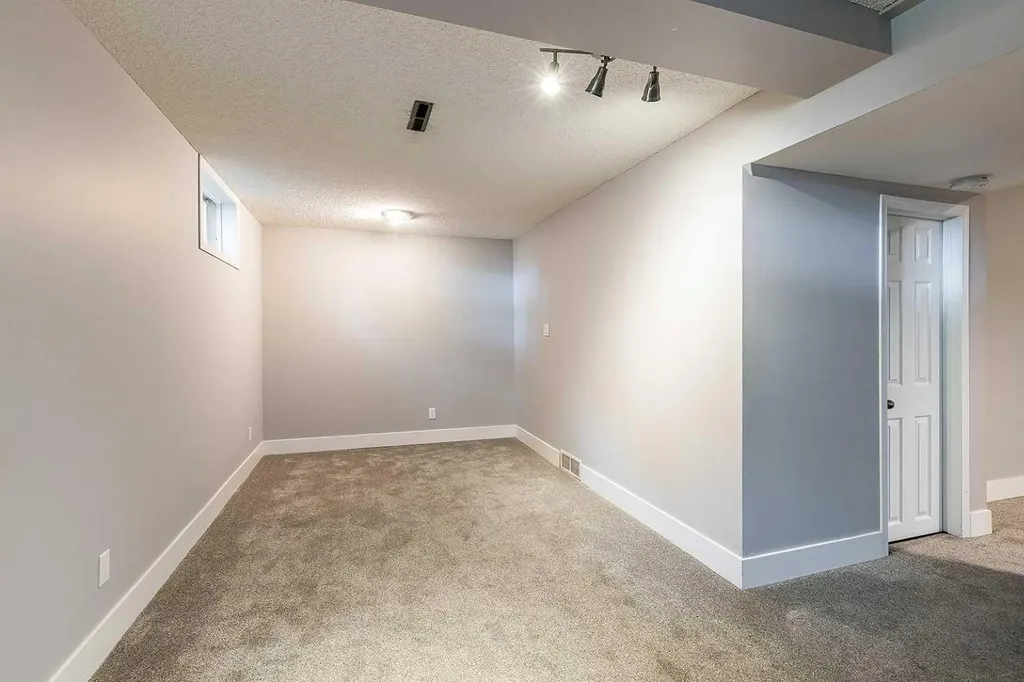 549 2 Street NW Medicine Hat AB T1A 6K2