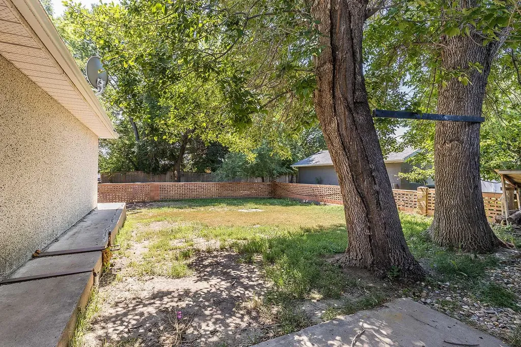 549 2 Street NW Medicine Hat AB T1A 6K2