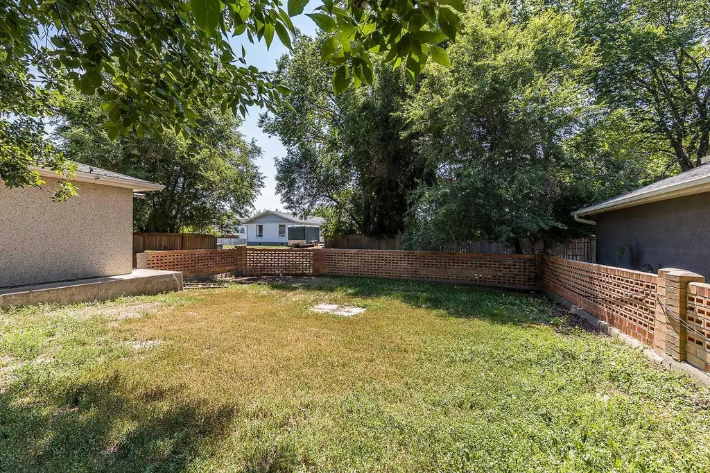 549 2 Street NW Medicine Hat AB T1A 6K2