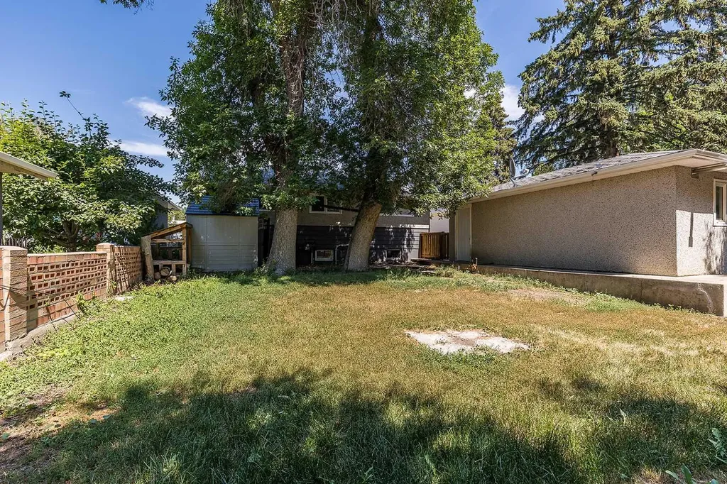 549 2 Street NW Medicine Hat AB T1A 6K2