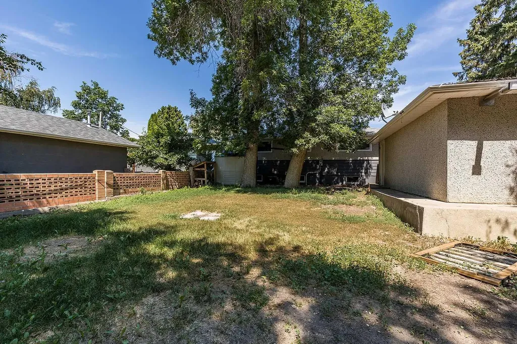 549 2 Street NW Medicine Hat AB T1A 6K2