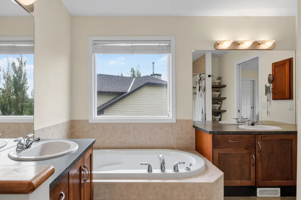 222 West Creek Mews Chestermere AB T1X1S1