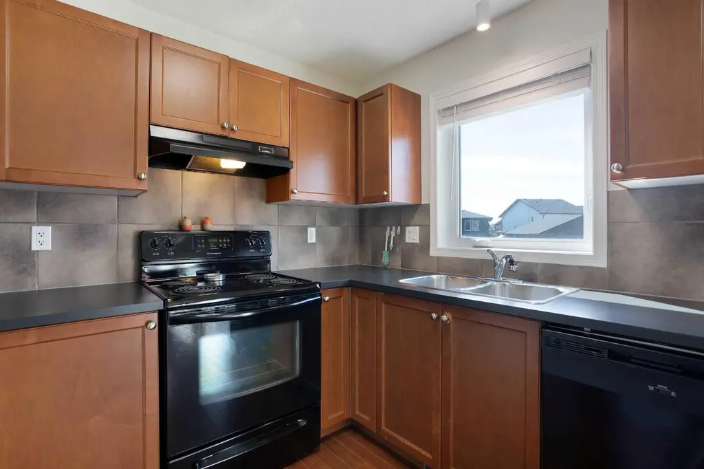 283 Evansdale Way NW Calgary AB T3P0C2