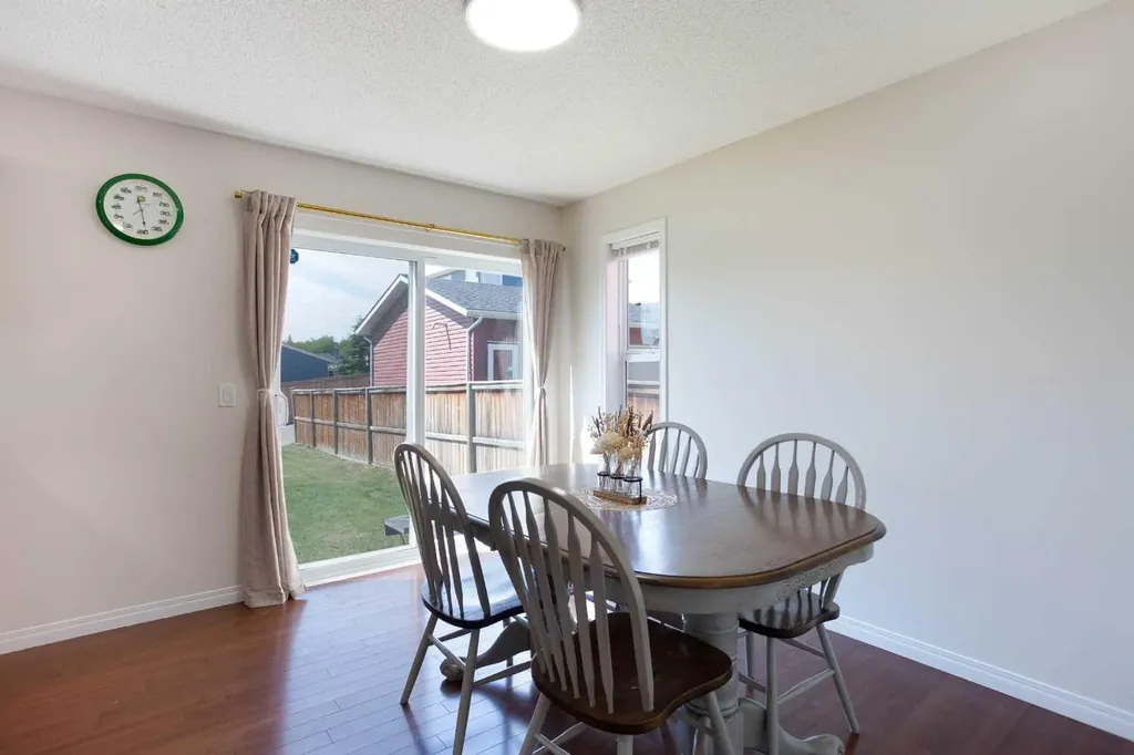 283 Evansdale Way NW Calgary AB T3P0C2