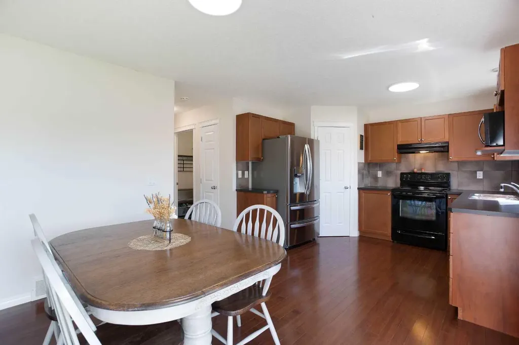 283 Evansdale Way NW Calgary AB T3P0C2